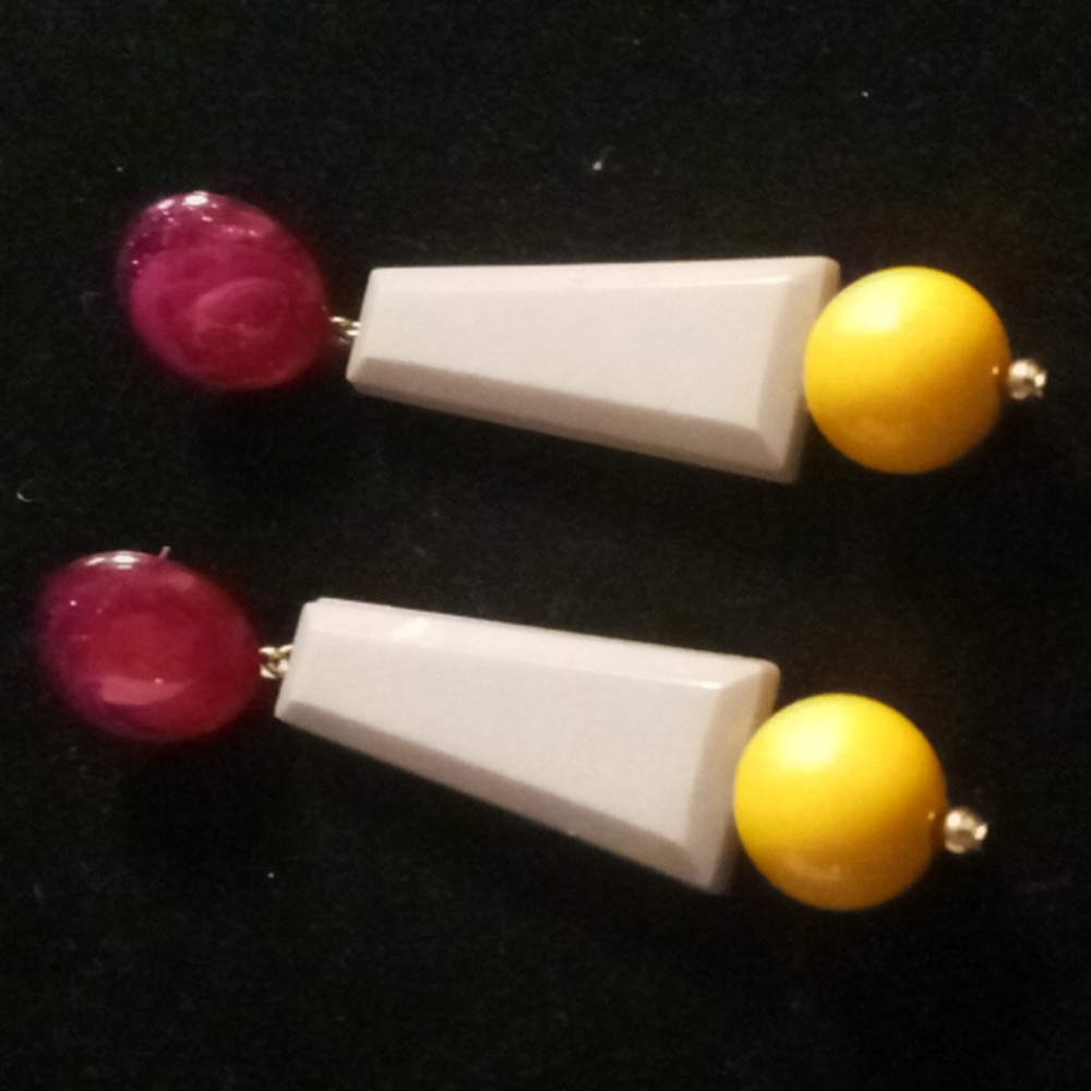 Retro 1980s geometric design Dangling earrings.